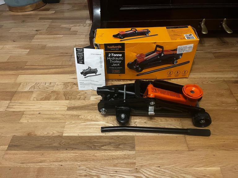 Halfords 2 Tonne Hydraulic Trolley Jack-used only once(Boxed with Manuals)