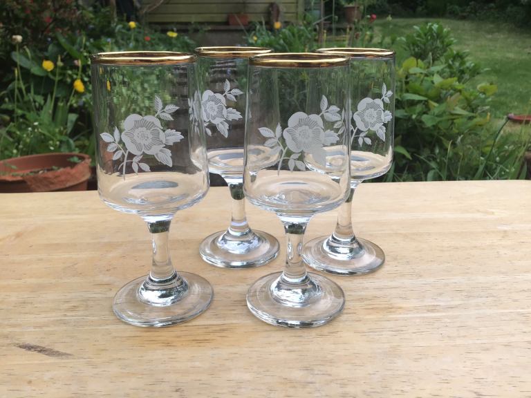 4x vintage sherry glasses with flower design