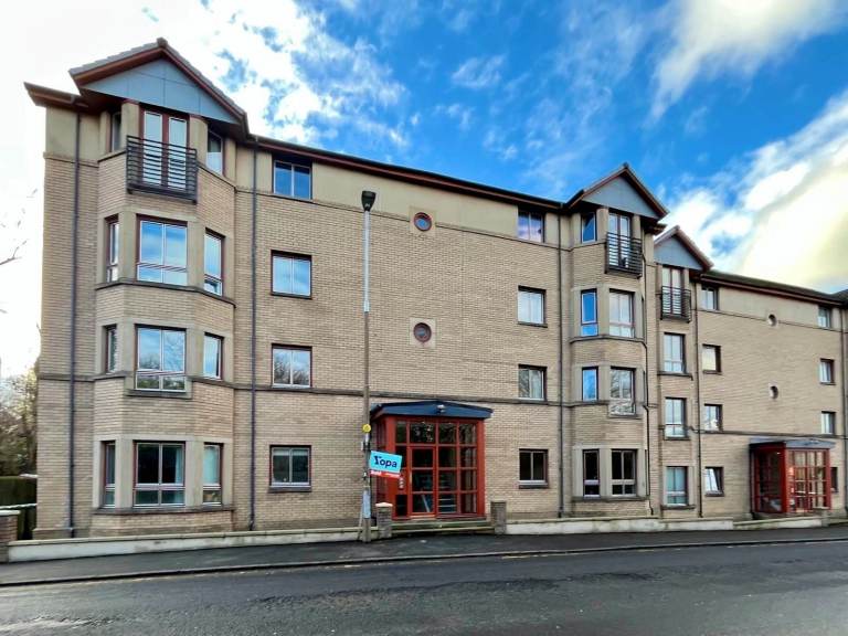 2 Bedroom, with Parking unfurnished Flat, Groathill Avenue, Edinburgh