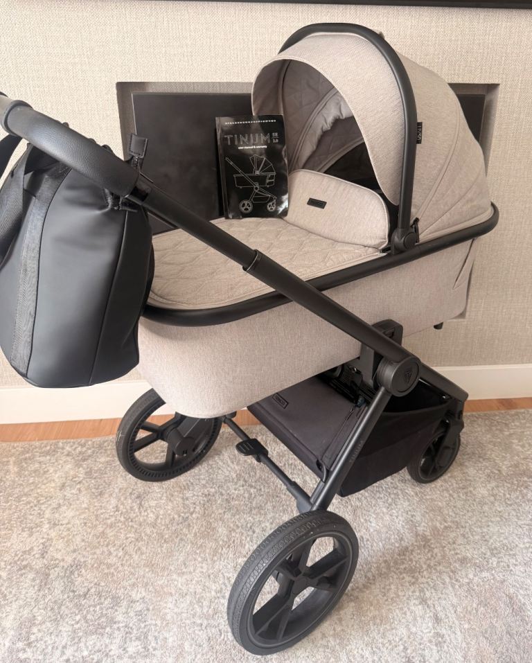 Venicci Tinum 2.0 Pram Travel System - Cream, Immaculate Condition