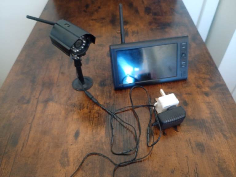 Wireless Security Camera System with Monitor – Good Condition