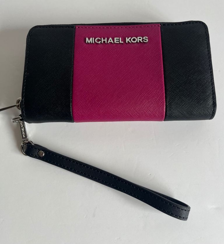 Michael Kors Jet Set
Wristlet Wallet - Pink
& Black