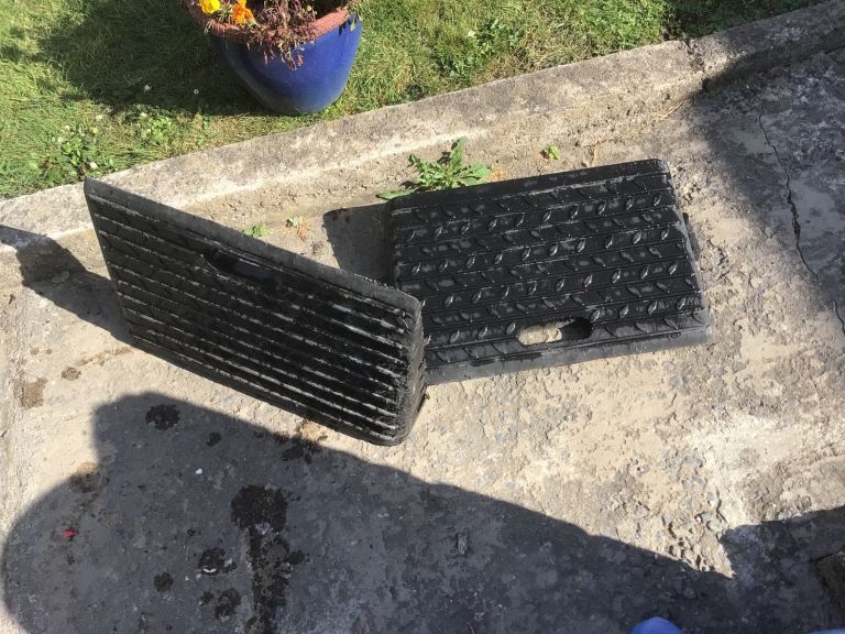 Pair of solid rubber ramps