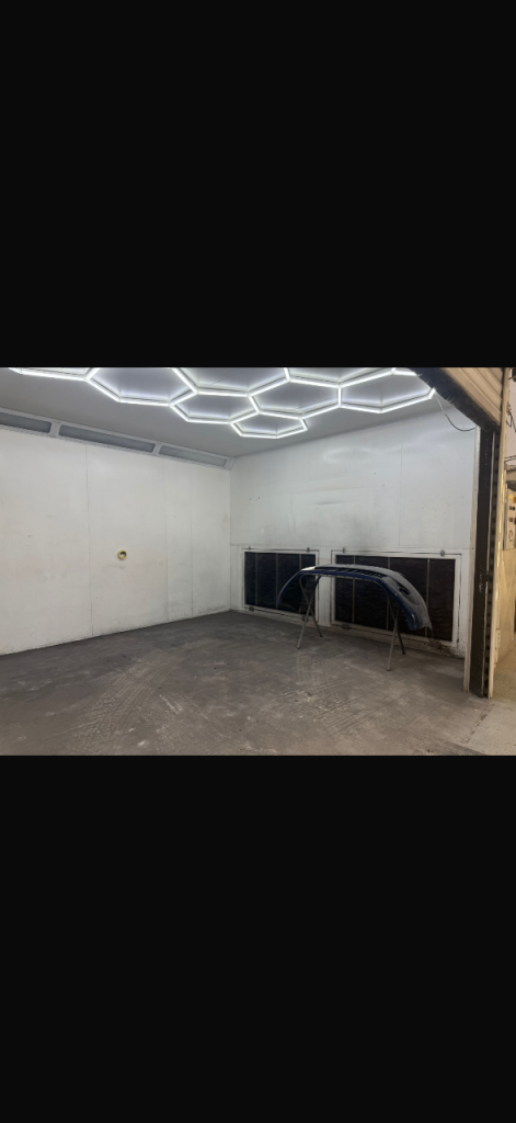 Fully Equipped Spray Booth Body Shop