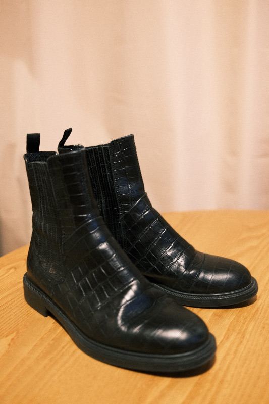 Excellent Vagabond Chelsea boots size 4 leather