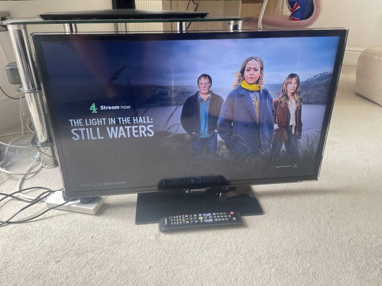 32 inch Samsung Smart TV with Remote – Good Working Order