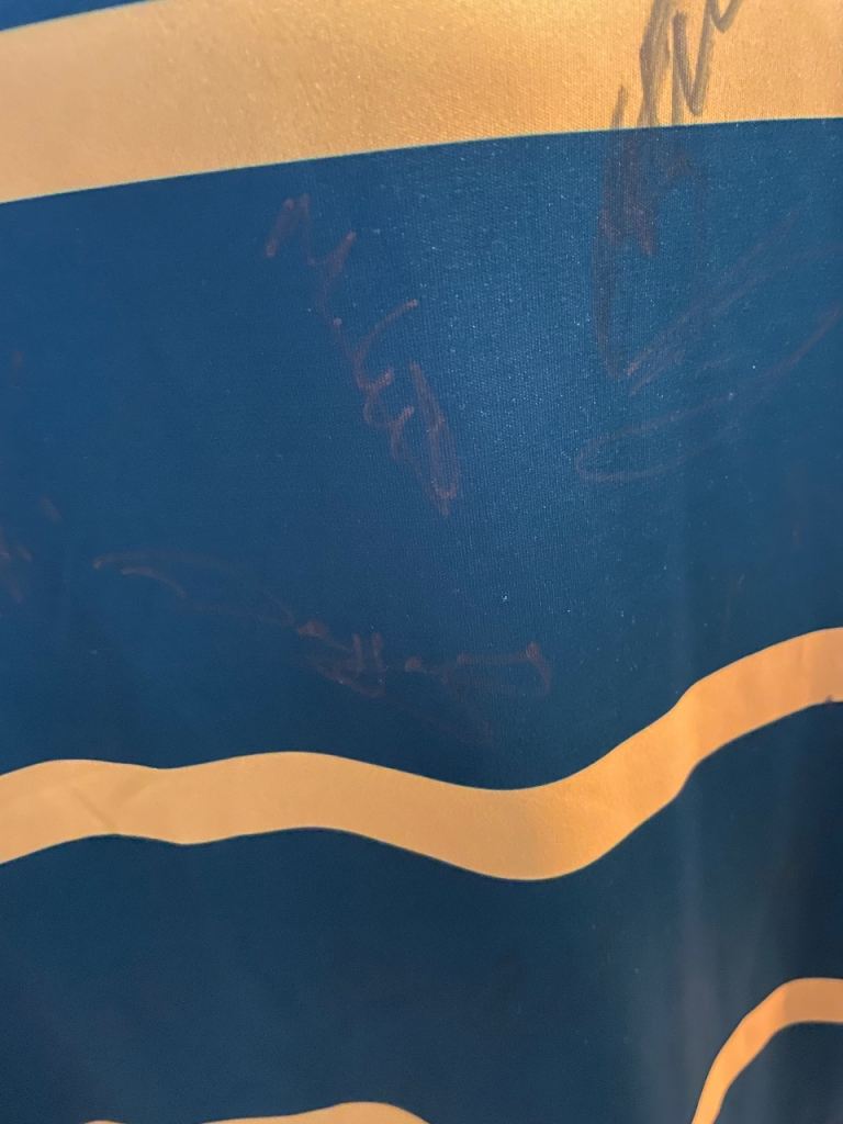 Hull kr 2020 rare signed Aussie tribute shirt In Medium BNWT 