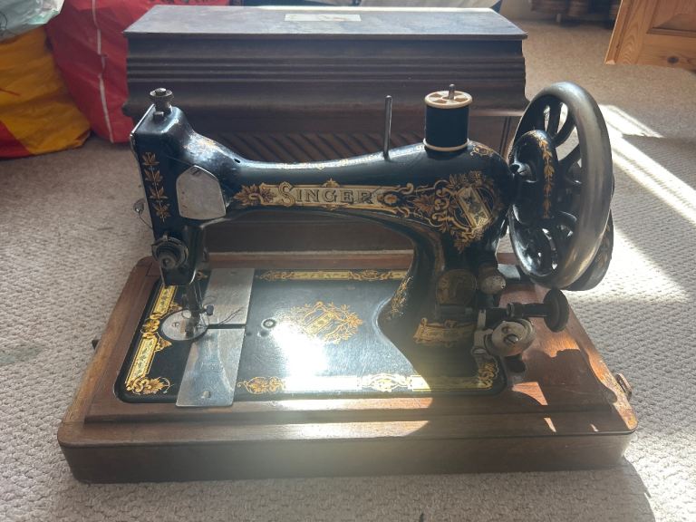 Pre loved singer sewing machine