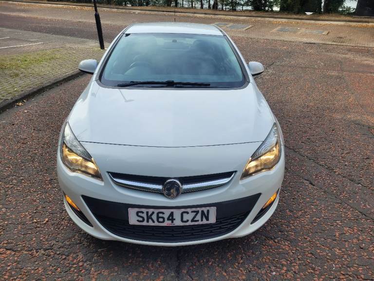 Vauxhall Astra 2014 White Hatchback – Good Condition, Low Mileage