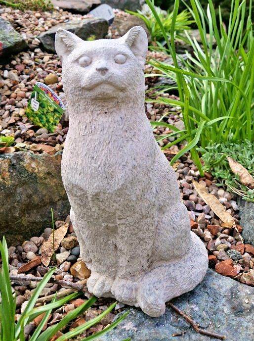 Small cat garden statue