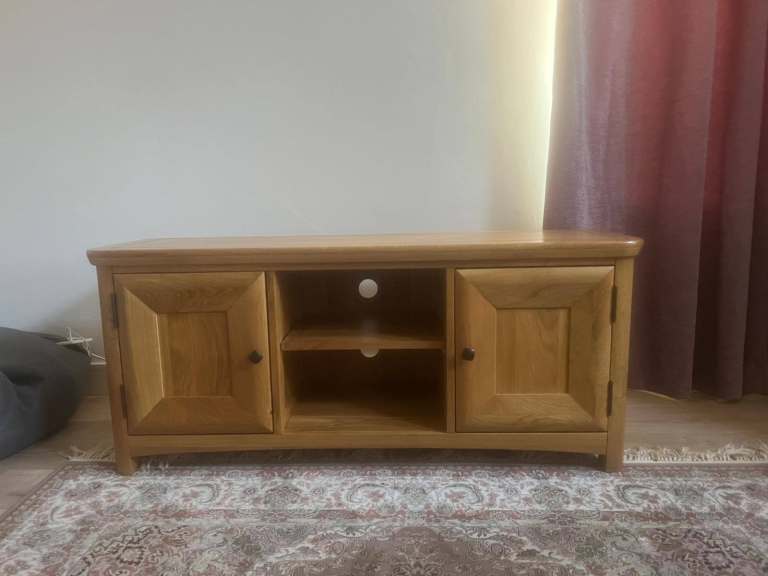Beautiful Solid Oak TV Stand – Excellent Condition