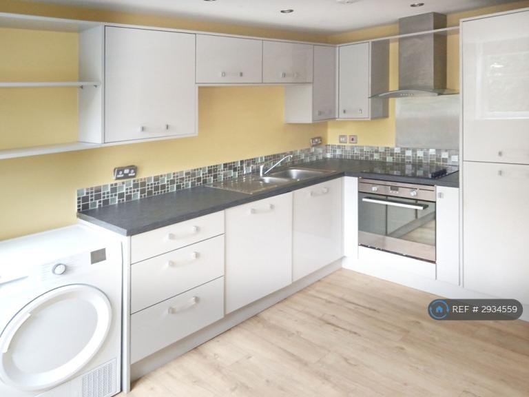 1 bedroom flat in Esher House, Eastbourne, BN21 (1 bed) (#2934559)