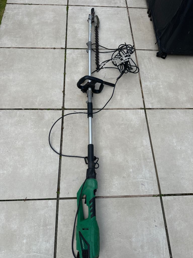 Electric hedge trimmer 