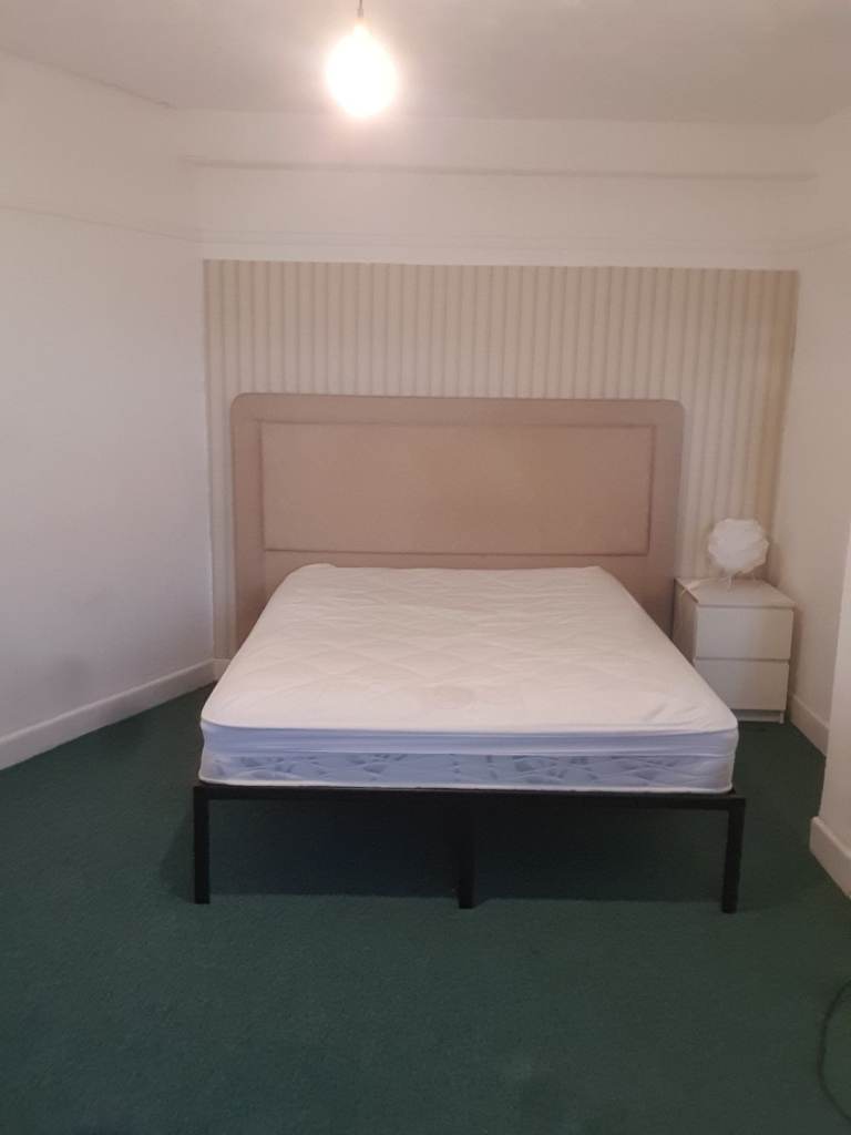 Room's for rent available now!