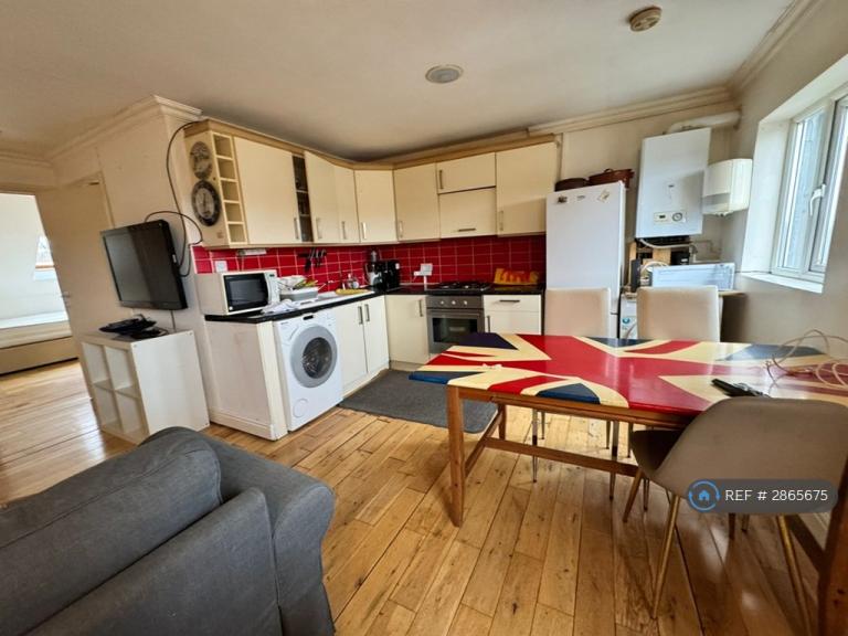 2 bedroom flat in Old Church Road, Chingford, E4 (2 bed) (#2865675)