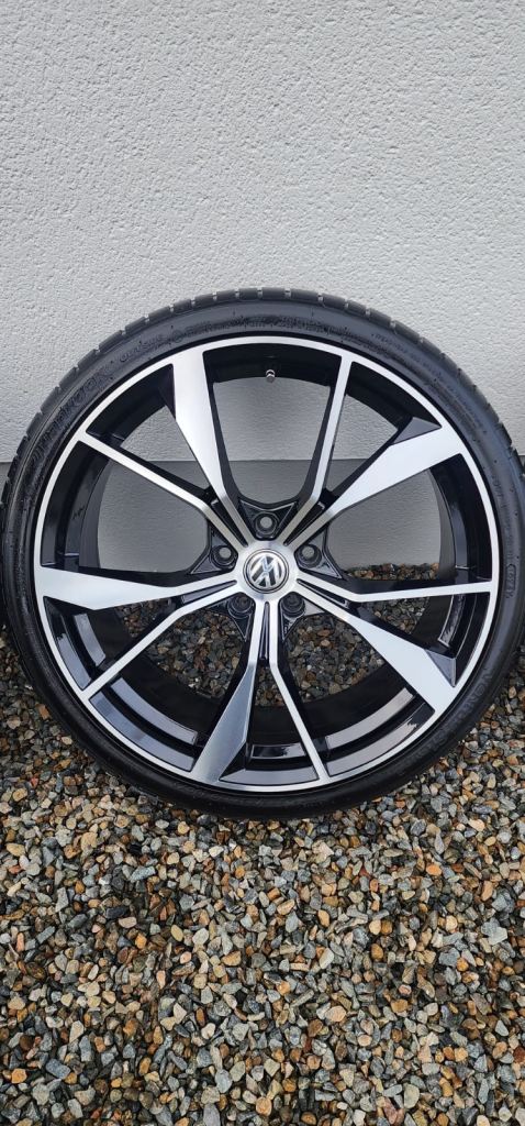 EXCELLENT CONDITION 20 INCH DIAMOND CUT ALLOY WHEELS WITH HANKOOK TYRES FOR VW / AUDI CAR