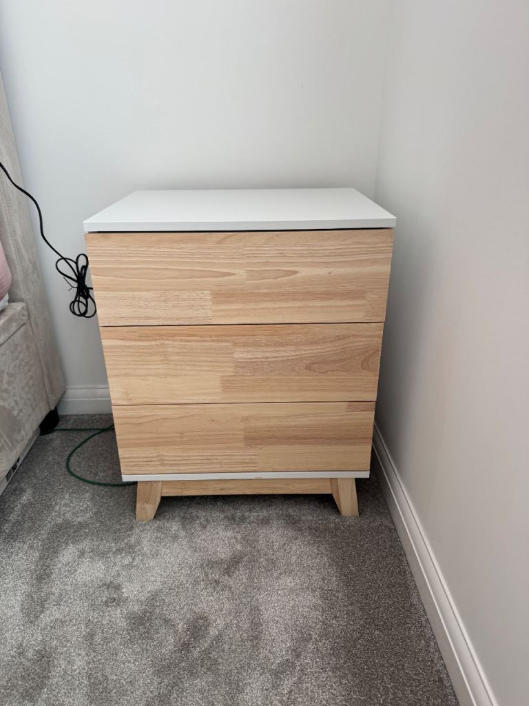 Bedside table/chest of drawers