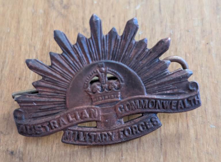 World War 1 / WW1 Australian Commonwealth Military Forces Cap Badge with Slide