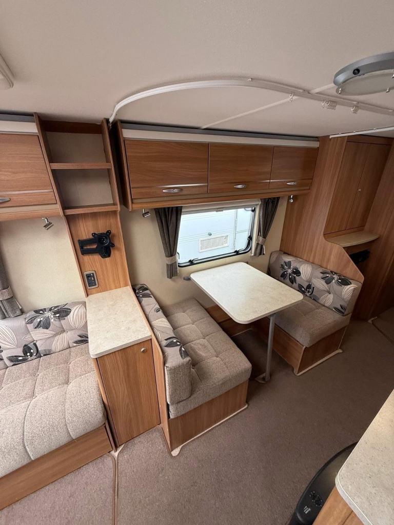 Swift Challenger Sport 686 Fixed Triple Bunk Beds