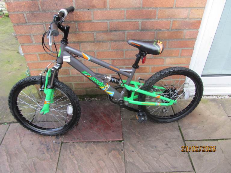 boys or girls 20inch wheeled 6 speed gears apollo mountain bike in excellent condition.