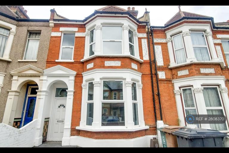 1 bedroom in Abbotts Park Road, London, E10 (#2808370)