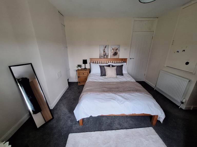 Large double room available close to MPH