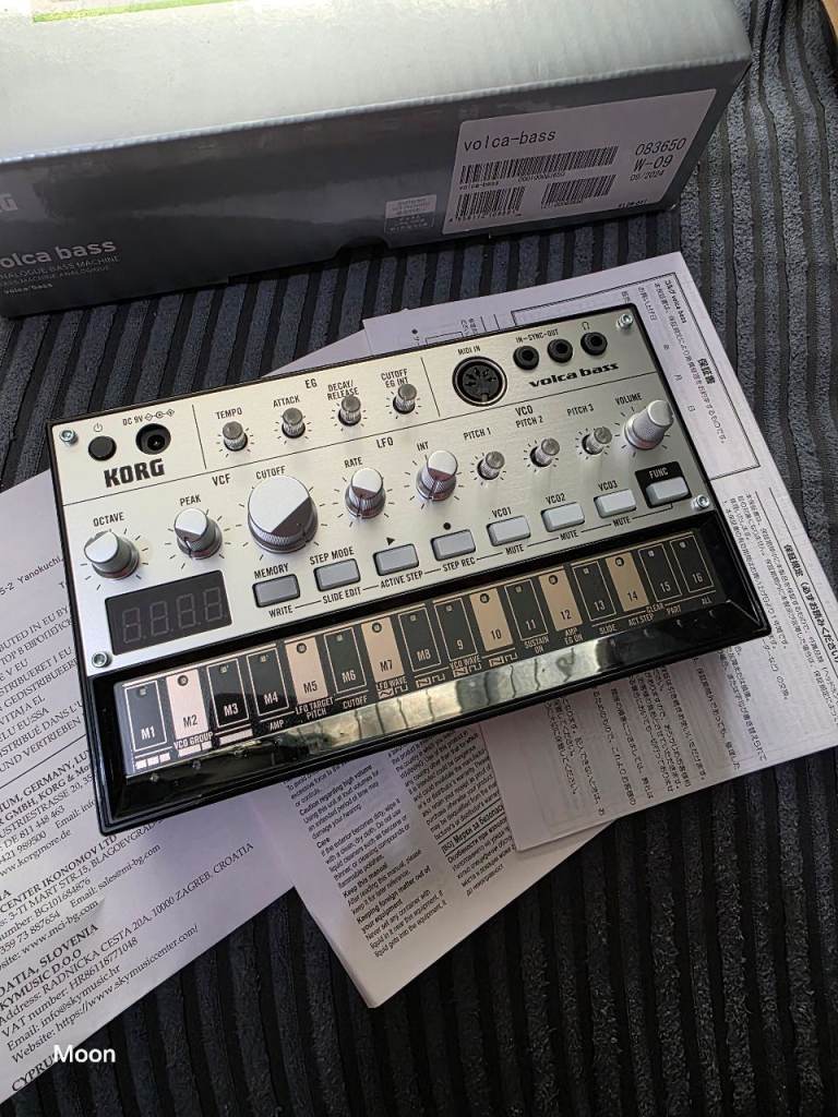 Korg volca bass Synthesizer