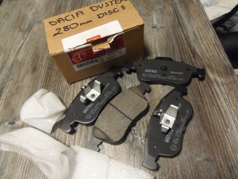Dacia Duster front brake pad set