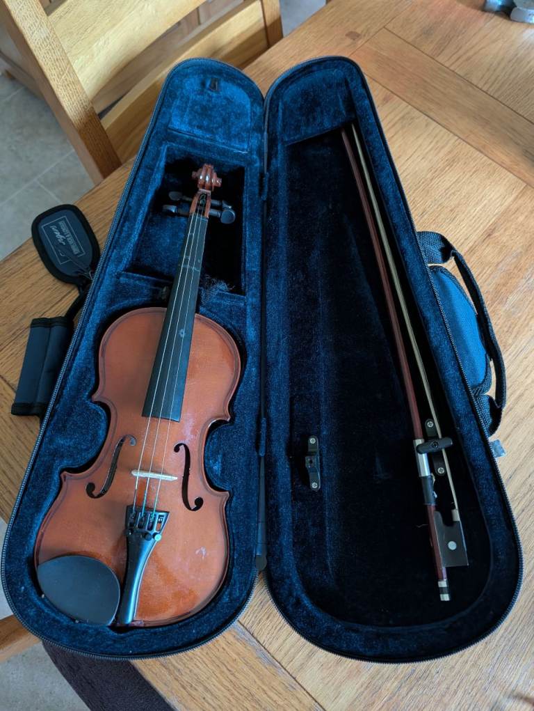 1/4 size Violin with Bow and Hard Case – Good Condition