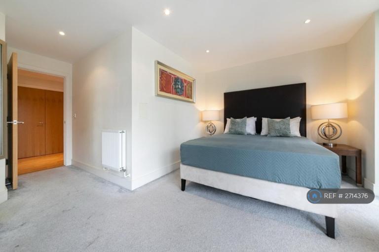 1 bedroom flat in Trinity Tower, London, E14 (1 bed) (#2714376)