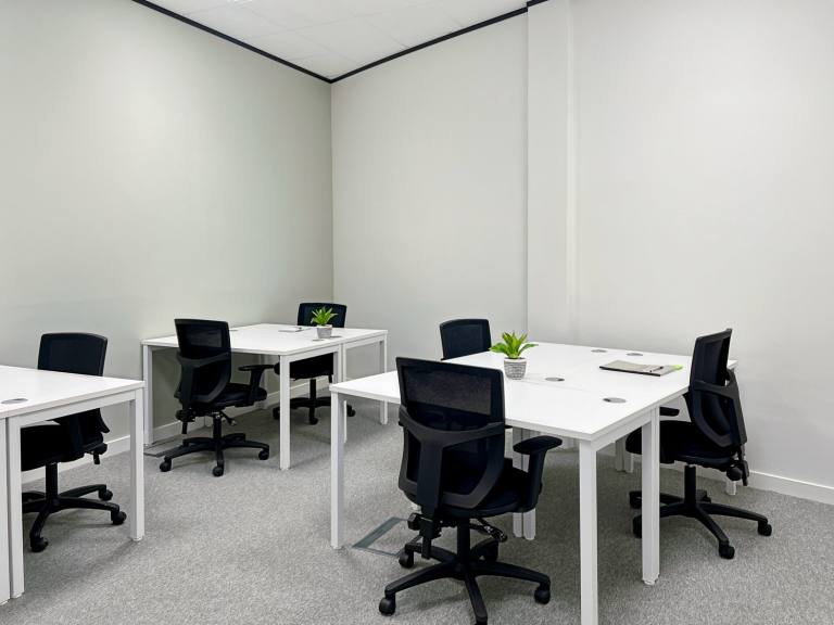 Wolverhampton - WV1 1LD \ Office with 4 Desks for Rent