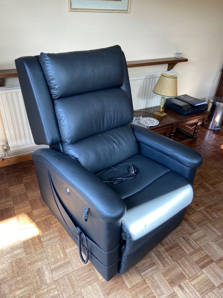 Riser/recliner chair