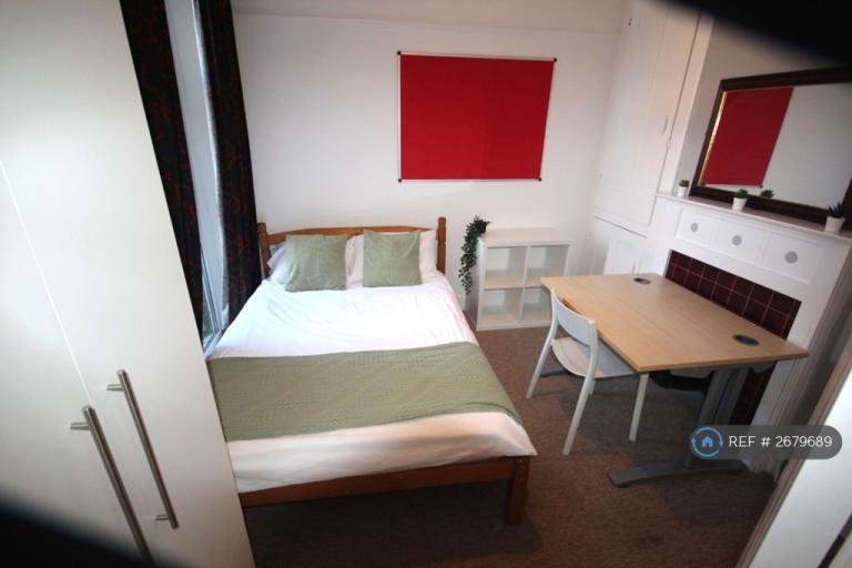 5 bedroom house in Harold Road, Southsea, PO4 (5 bed) (#2679689)