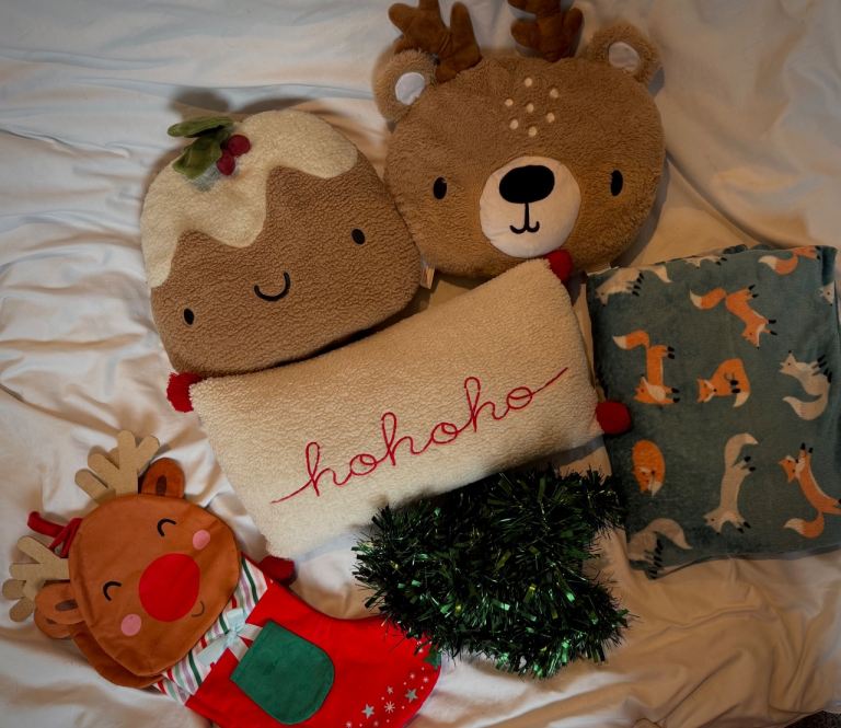 Festive Christmas Bundle – Cushions + Blanket + Tinsel+ Stockings 🎄✨