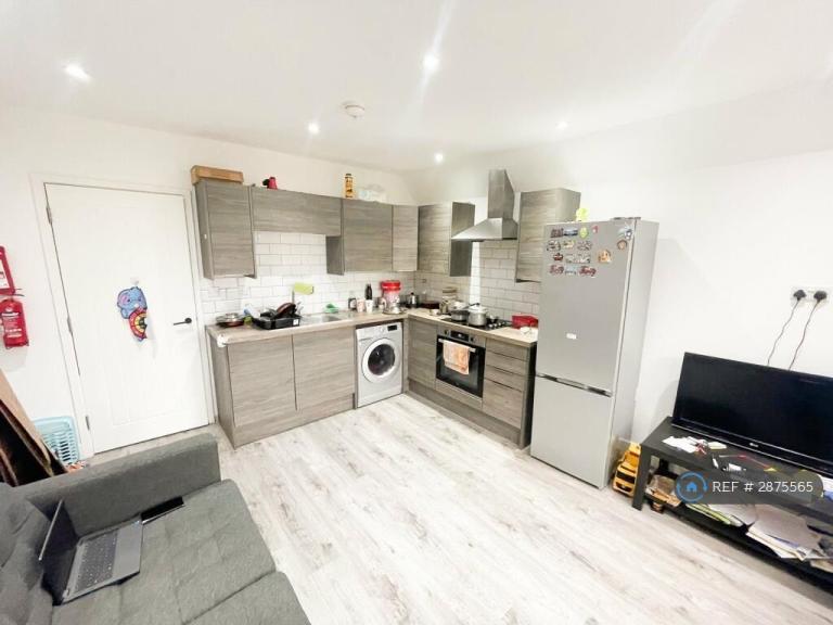2 bedroom flat in Richmond Road, Cardiff, CF24 (2 bed) (#2875565)