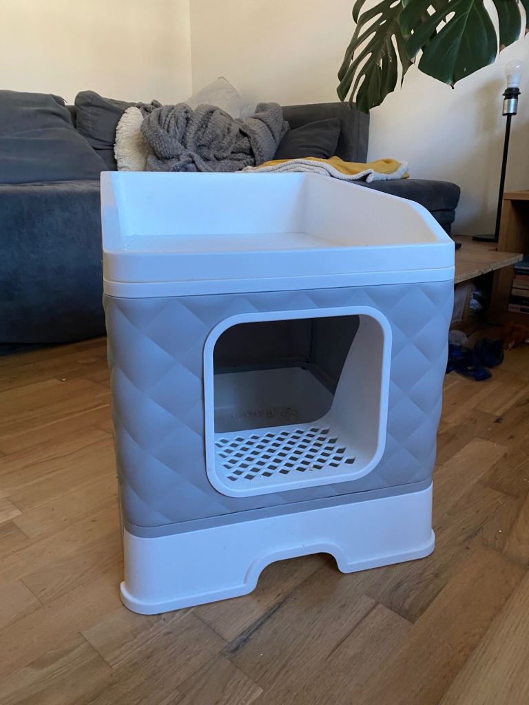 Spacious Litter box with bed space on top