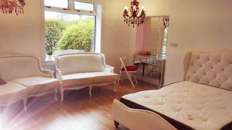 Luxury ensuite double bedroom (private bathroom) - free parking, gated garden