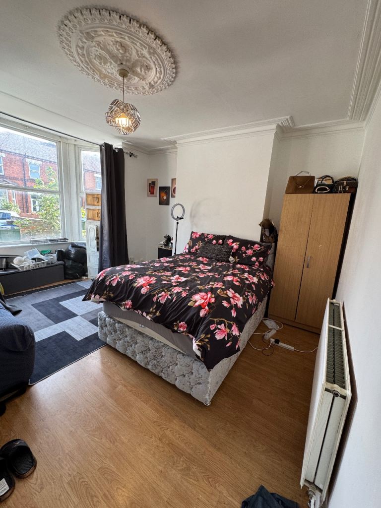 One master bedroom on sharing with one student Male