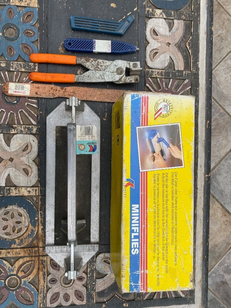 Miniflies Tile Cutting Machine + Assorted Hand Cutters and File 