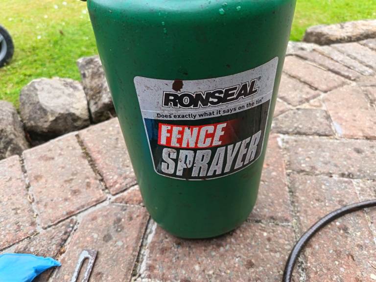 Hand pump fence sprayer