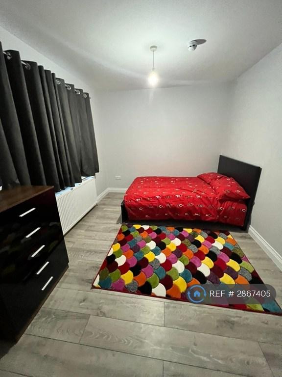 Studio flat in St. Leonards Gardens, Hounslow, TW5 (#2867405)