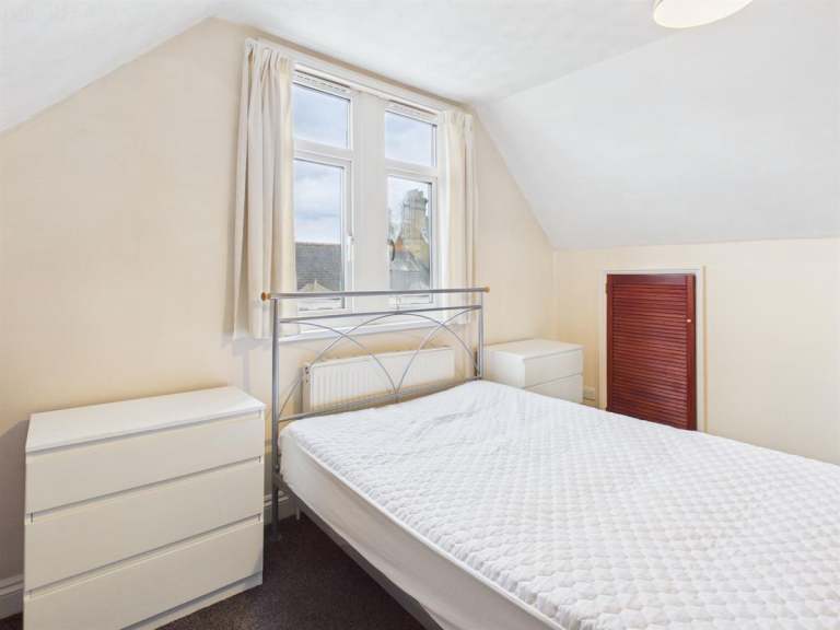 1 bedroom in Room 7, Divinity Road