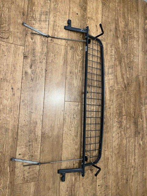 Dog guard for Range Rover Evoque. Fits years 2011-2018