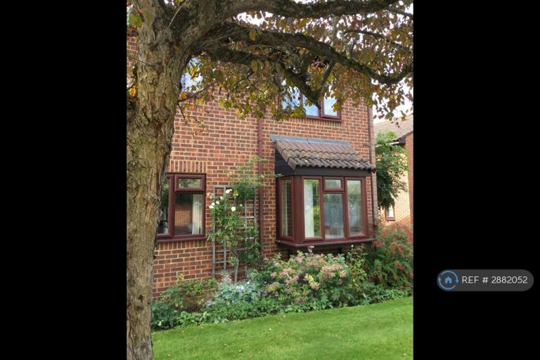 1 bedroom flat in Tarragon Drive, Guildford, GU2 (1 bed) (#2882052)