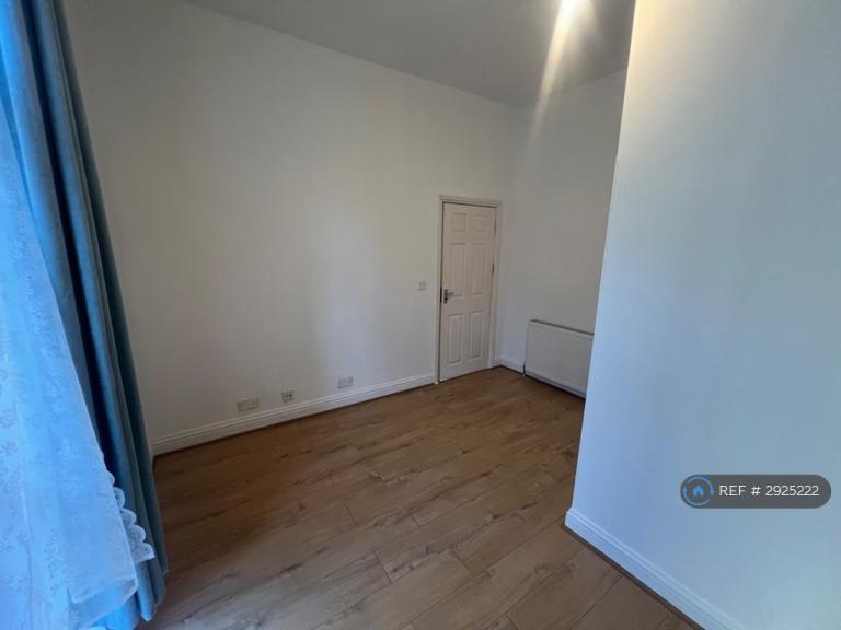 Studio flat in Station Road, London, N3 (#2925222)