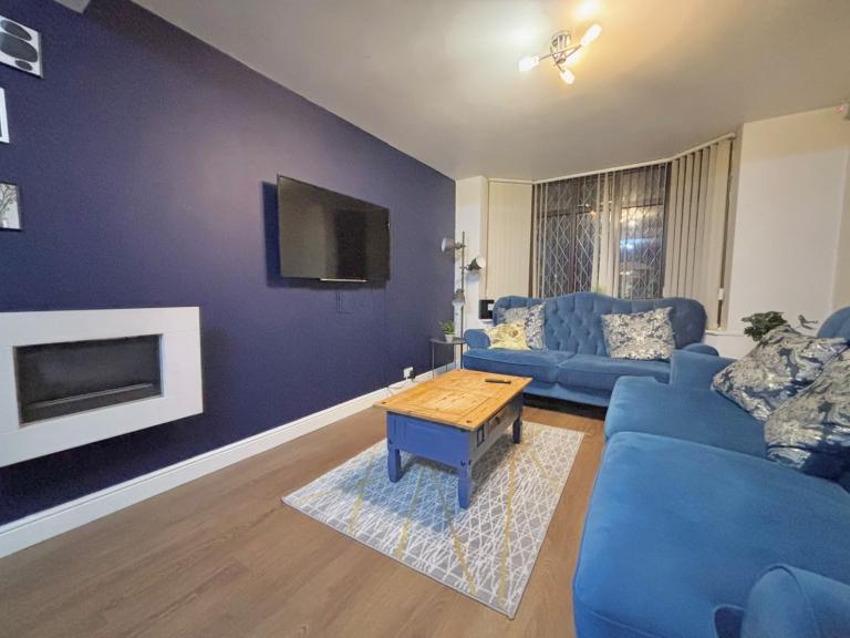 Room Available in Professional CV2 House Share – Bills Included