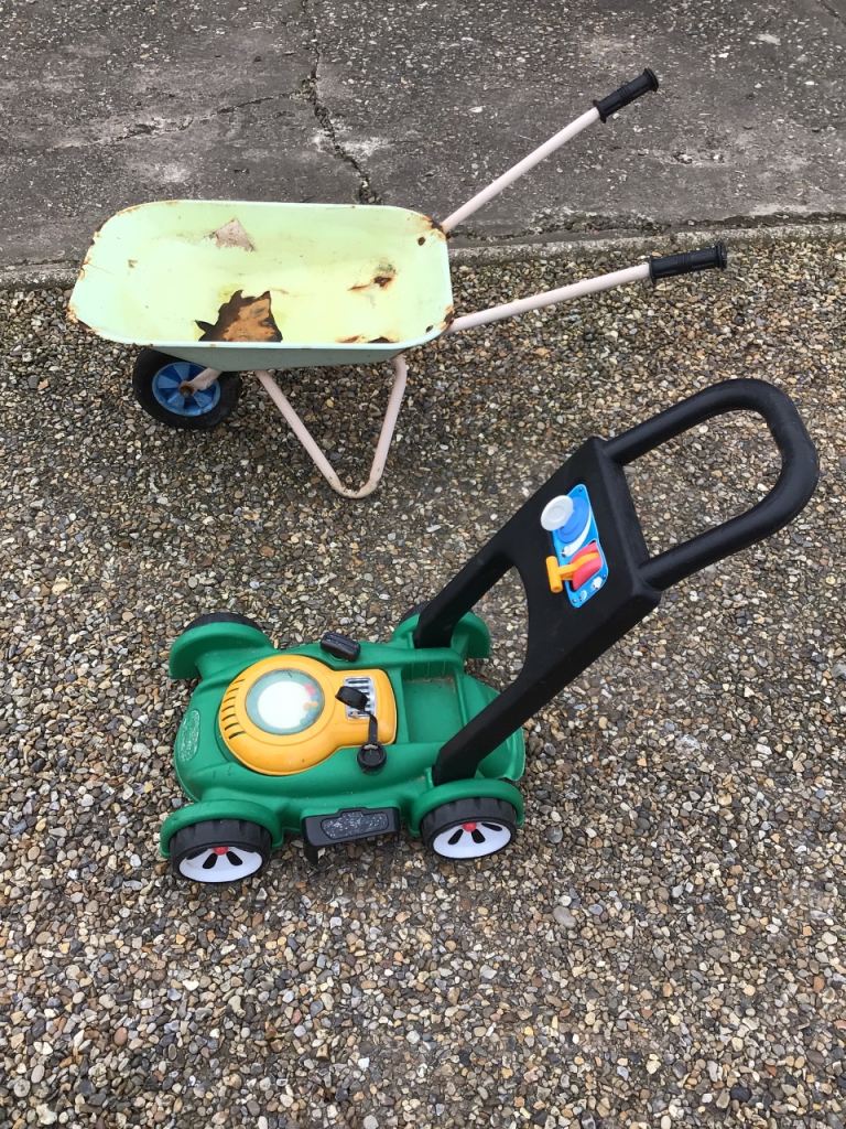 Child’s wheelbarrow & lawnmower 