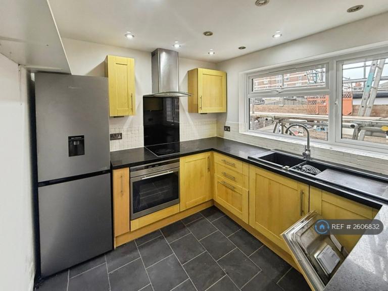 3 bedroom flat in Clarence Square, Brighton, BN1 (3 bed) (#2606832)