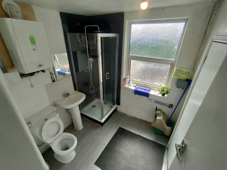 Double Bedsit with own Kitchen facilities in Ladbroke Grove, W10 6HJ - All Bills Included