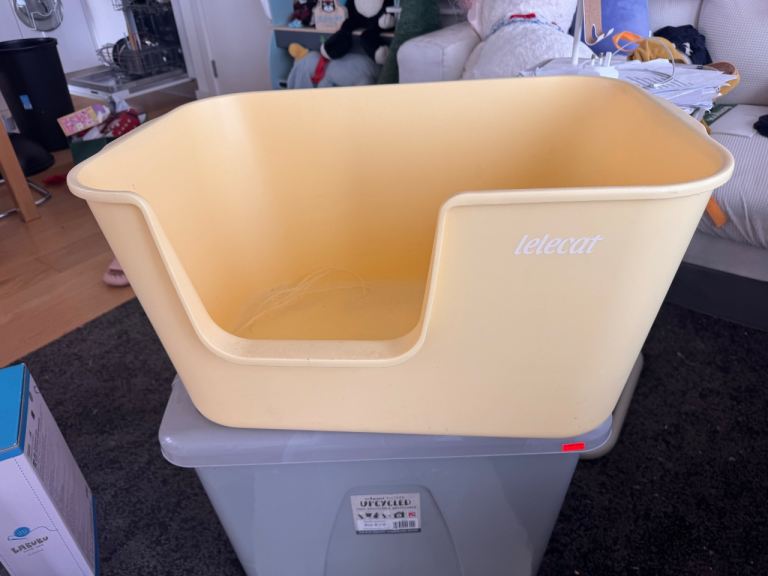 Lelecat large high-sided cat litter tray.
